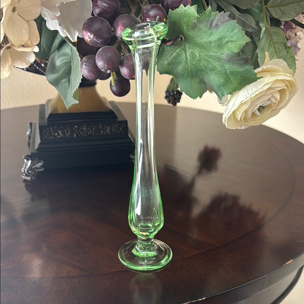Light Green swung Spiral Glass Vase